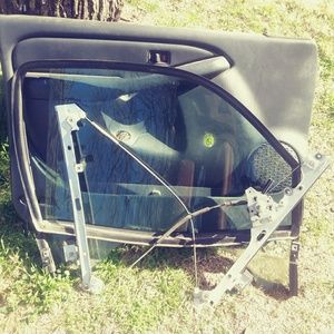 All kinds of parts off a 2000 Chevy silverado